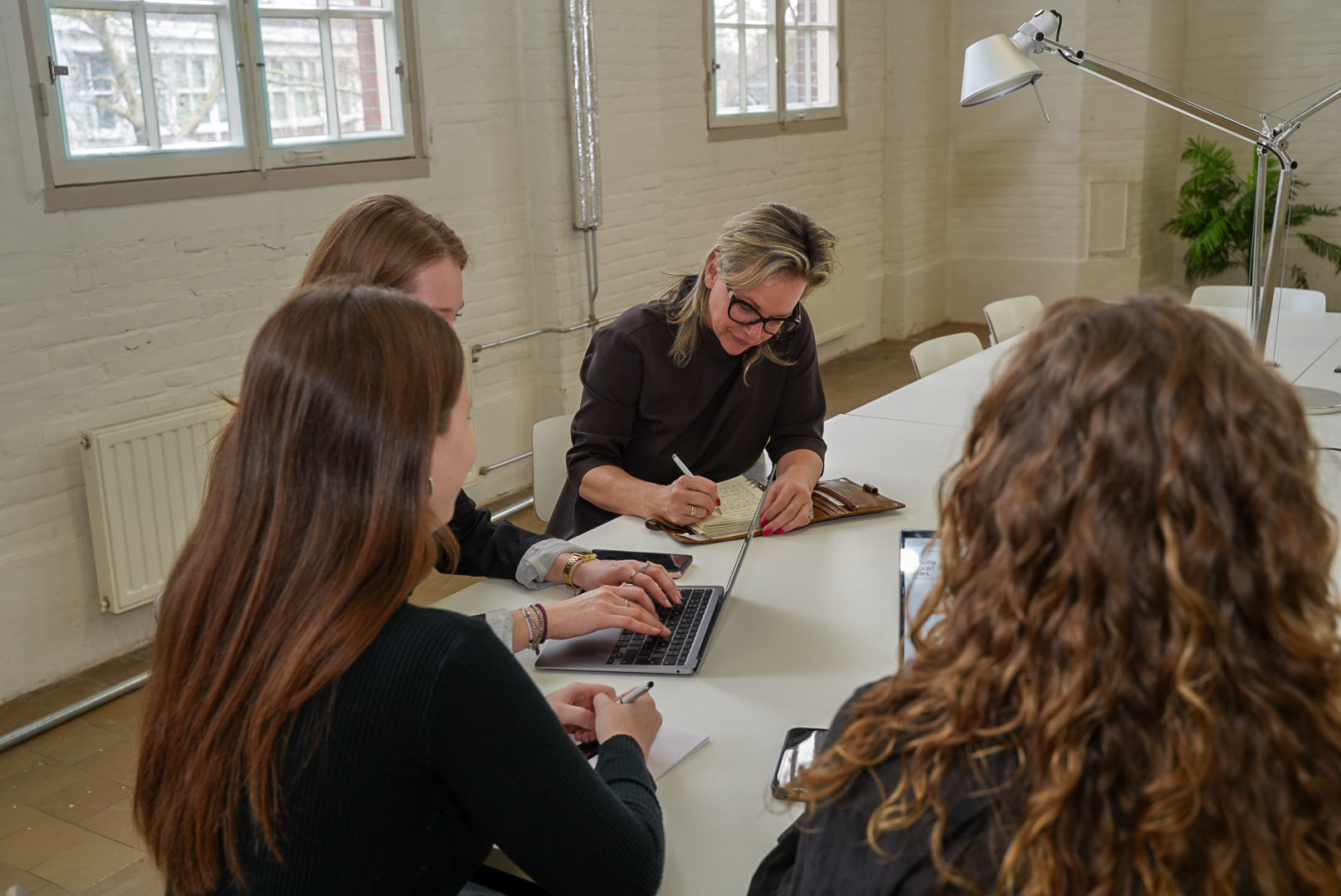 Vier vrouwen in een zakelijke marketing meeting