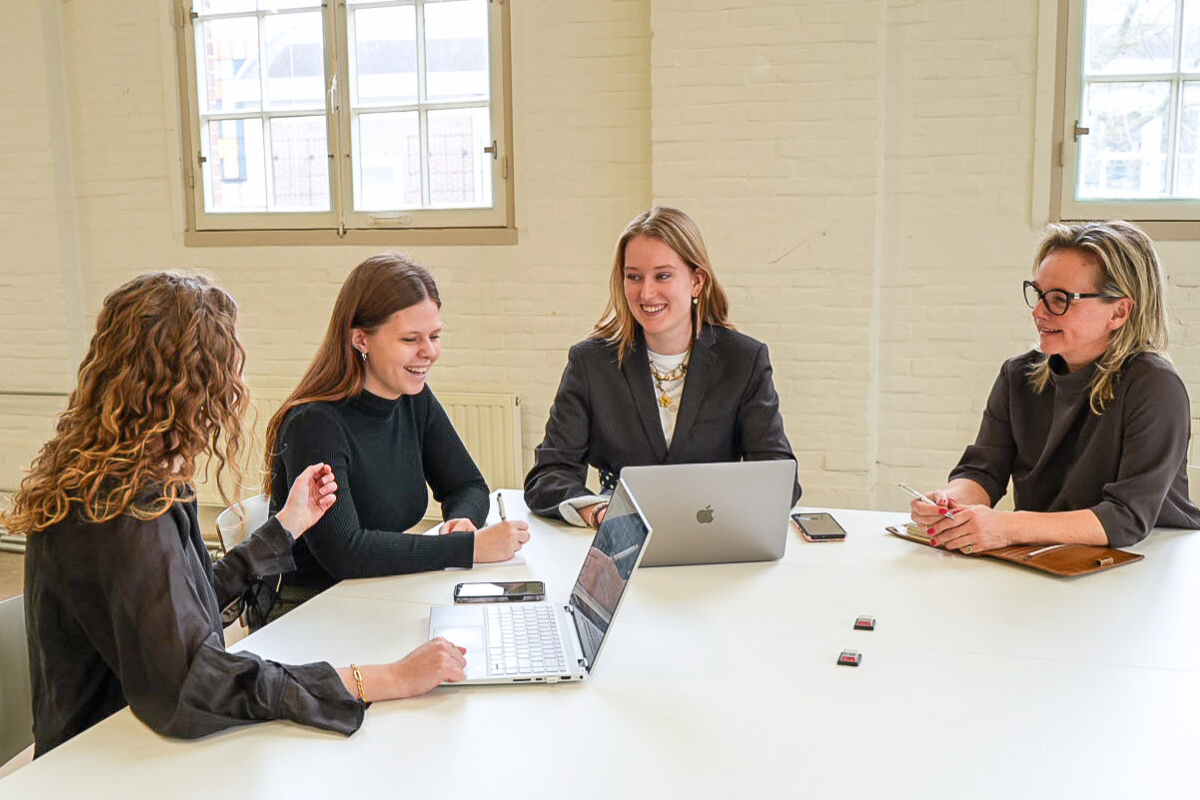 gesprek tussen vier vrouwen - oprechte interesse