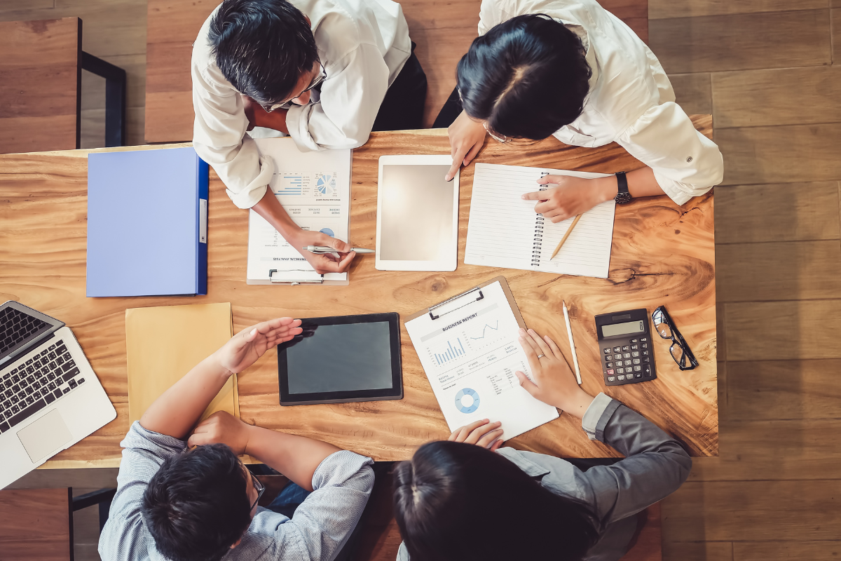 Mensen om de tafel, bezig met marketing en een marketingplan